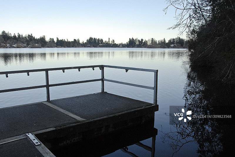 钓鱼平台和湖景图片素材
