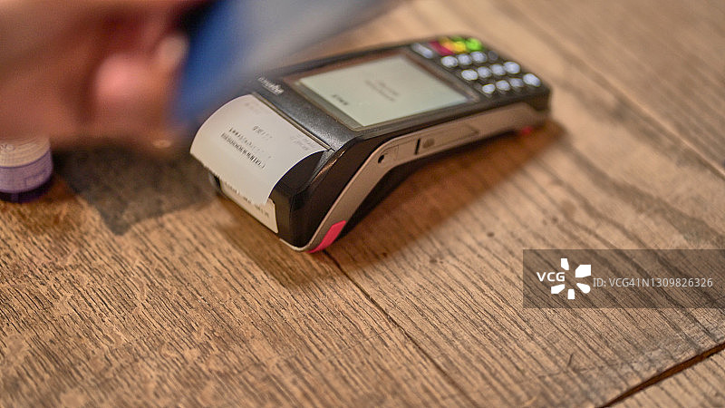 年轻女子使用非接触式支付卡图片素材