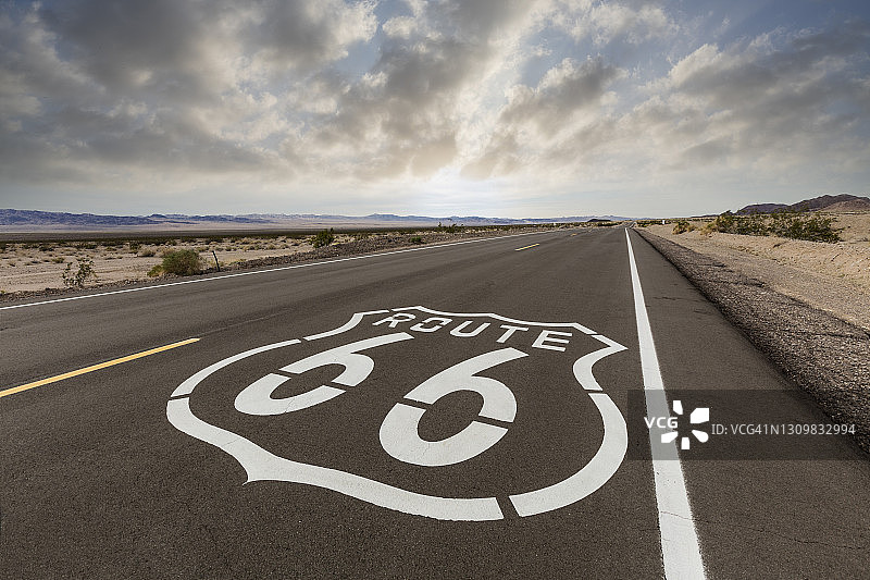 加州沙漠黎明时分的66号公路标志图片素材