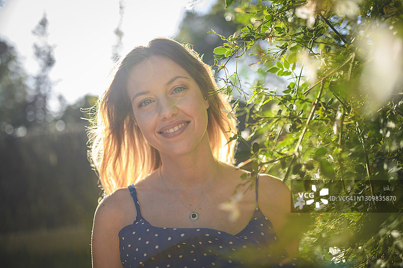 20多岁微笑金发女子夏季肖像图片素材