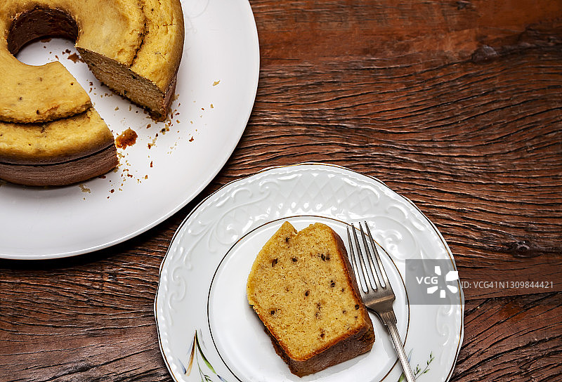 俯视茴香籽玉米粉蛋糕与切片图片素材