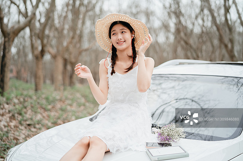 女孩们听音乐图片素材