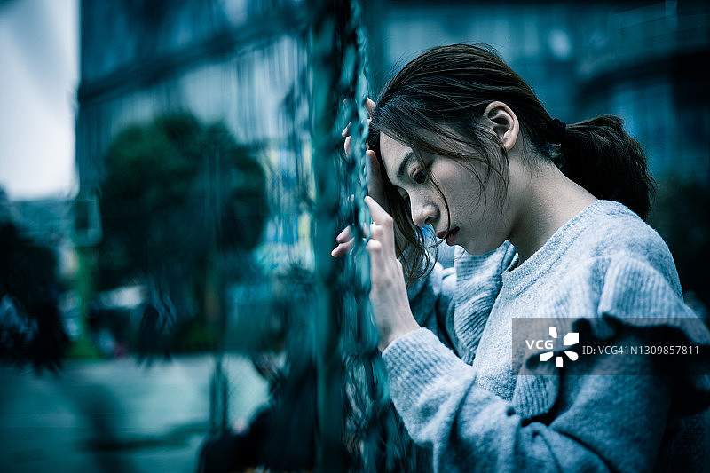 不开心的少女们图片素材