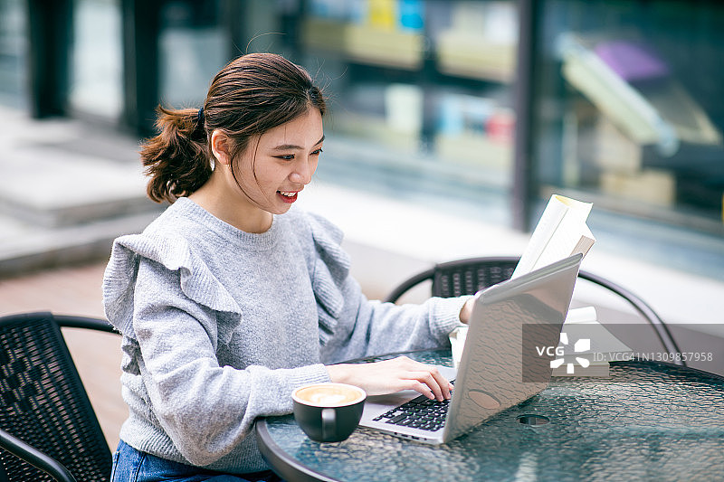 大学生使用笔记本电脑学习图片素材