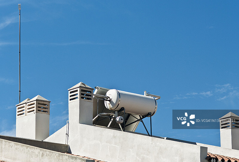 西班牙马拉加的屋顶太阳能热水器图片素材