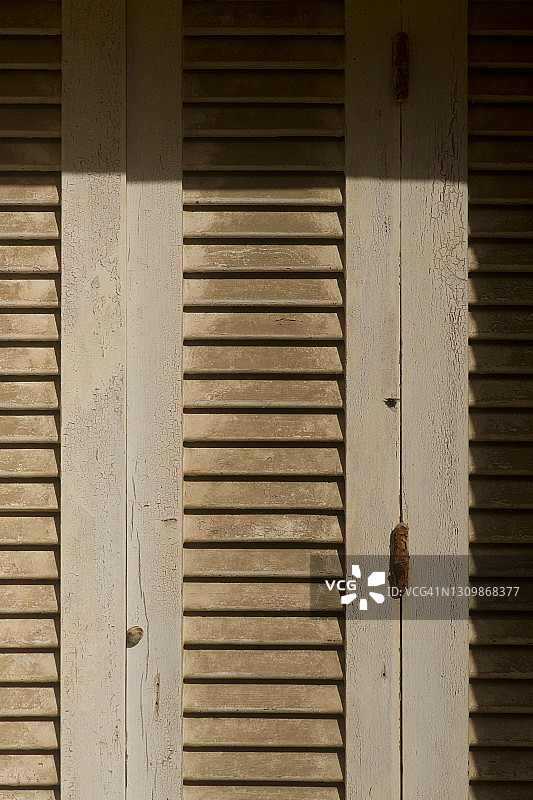 古希腊房屋上的木制百叶窗图片素材