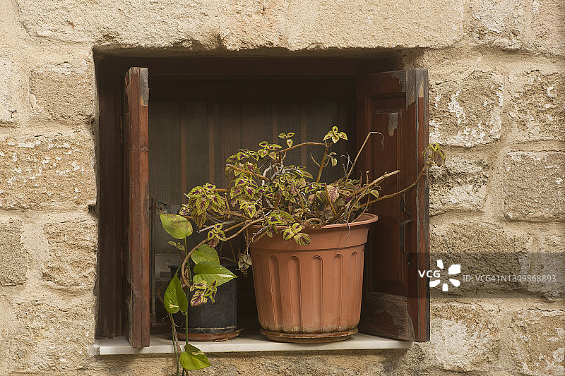 古希腊房屋上的木制百叶窗图片素材