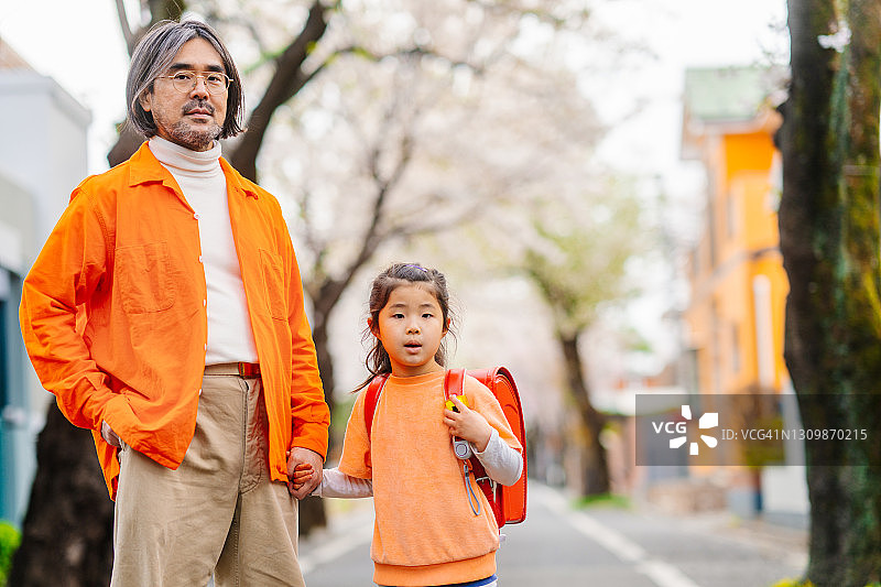 父亲送小学女儿上学的肖像图片素材