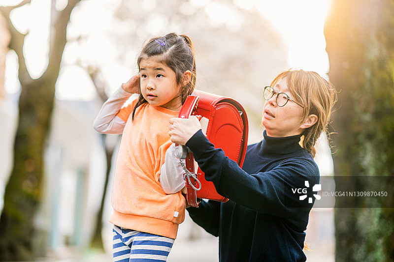 母亲送上小学的女儿上学图片素材