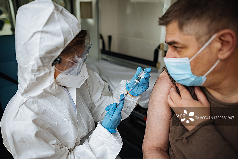 男人即将接种新冠疫苗图片素材
