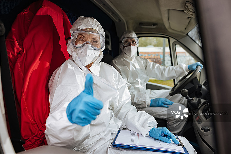 疫情期间身穿防护服在救护车内工作的急救人员图片素材