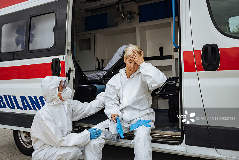 在救护车里疲惫的中年女护理人员图片素材