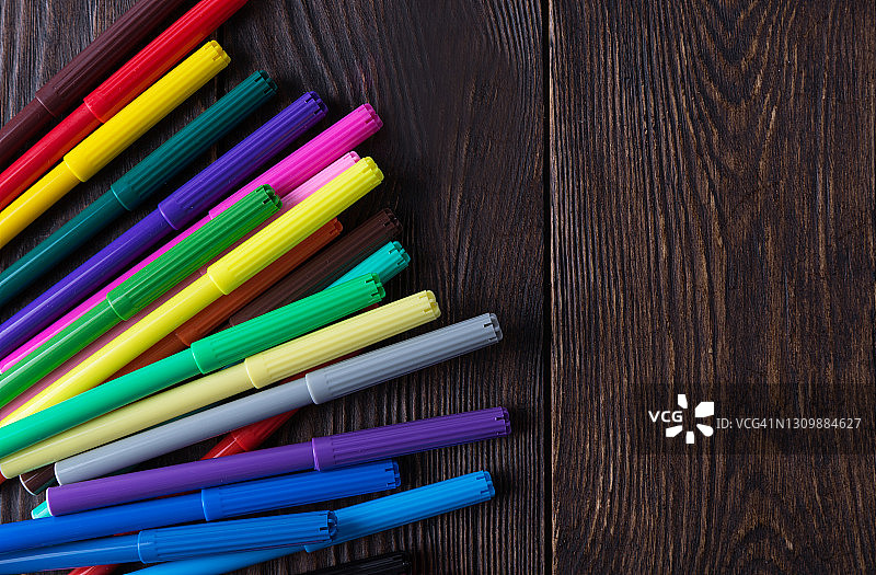 木纹背景上的彩色马克笔素材图片素材