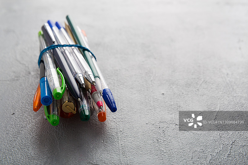 混凝土背景上的钢笔合集图片素材