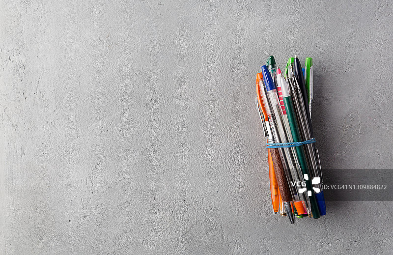 混凝土背景上的钢笔合集图片素材
