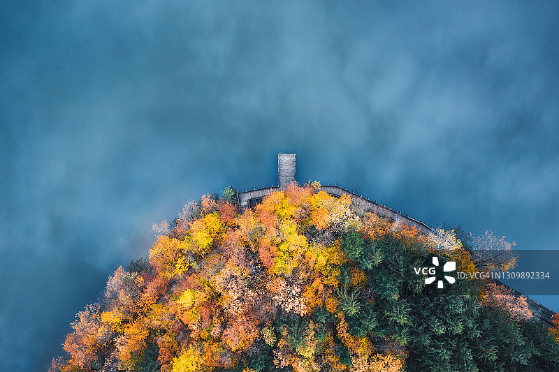 湖边的木制小路图片素材