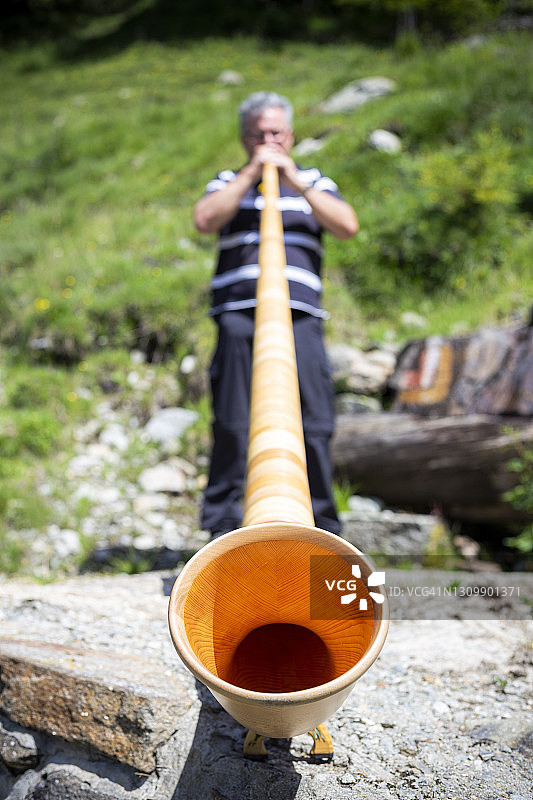 老年男子演奏传统阿尔卑斯长号图片素材