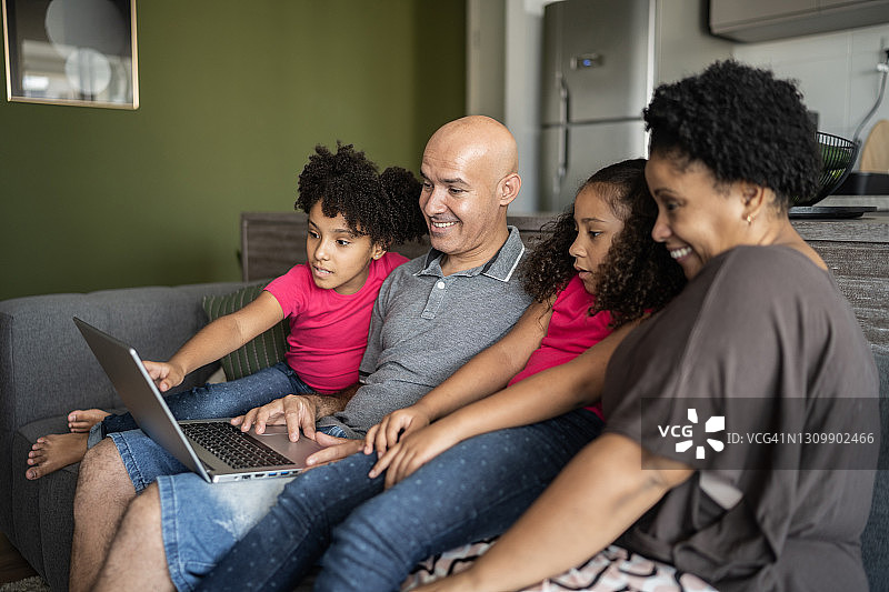 居家家庭一起使用笔记本电脑图片素材
