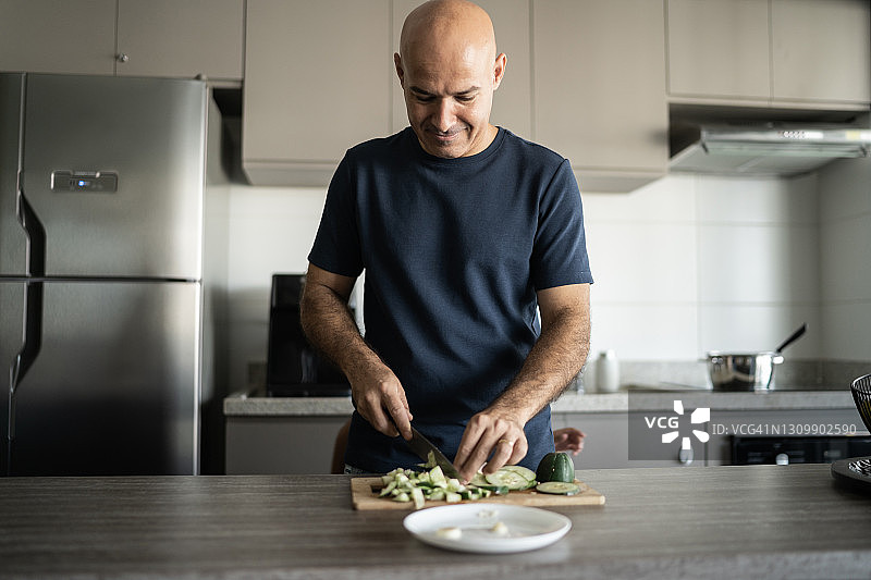 中年男人在家切黄瓜图片素材