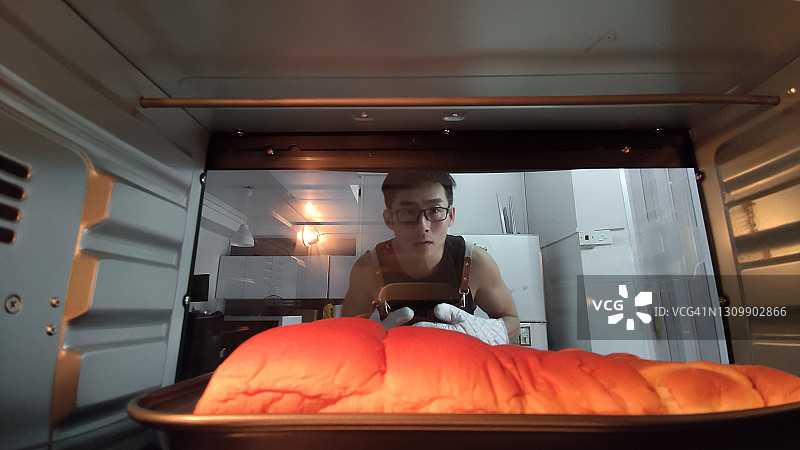 中国亚洲中年男人在厨房烤面包图片素材