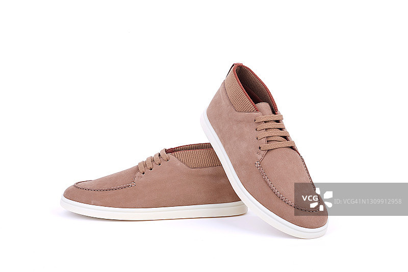 米色绒面革鞋子，白色背景图片素材