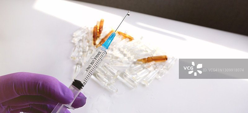 带水滴的注射器与玻璃安瓿瓶图片素材