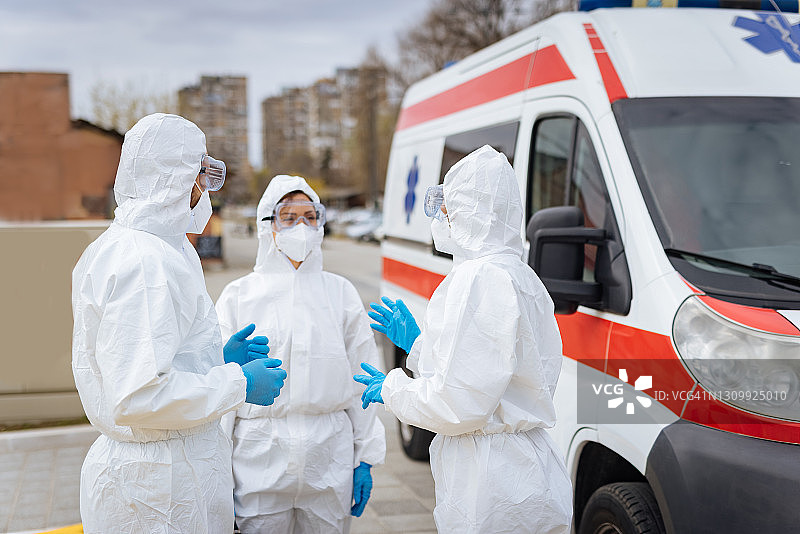 身穿防护服的急诊医生在救护车前图片素材