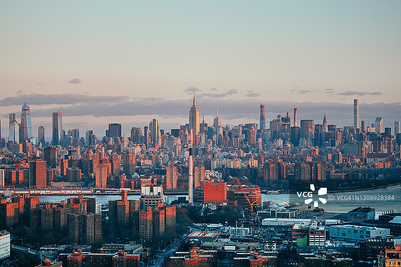 日出时分从纽约布鲁克林区格林堡远眺曼哈顿图片素材