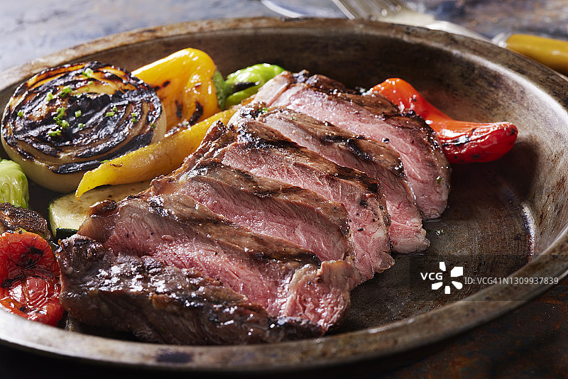 烤鹿肉纽约客牛排配烤蔬菜图片素材