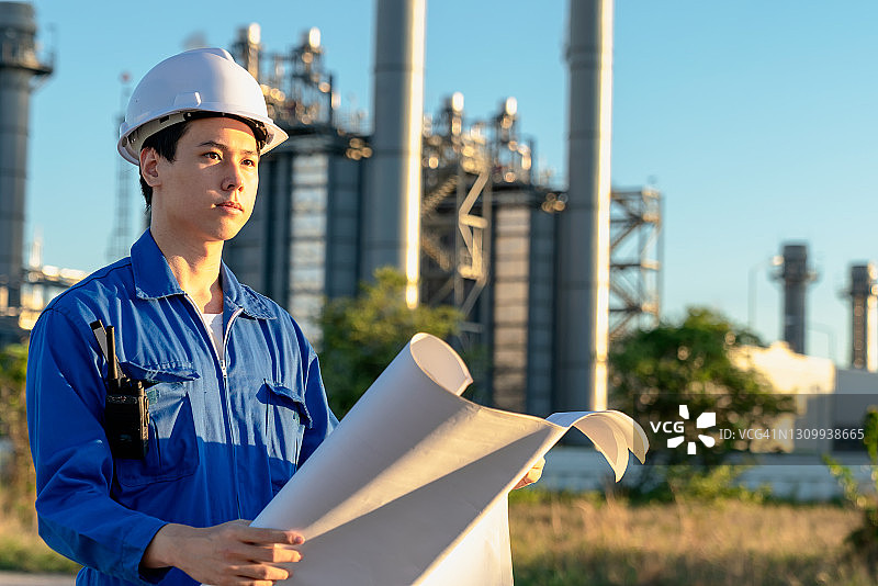 工程师在石油炼油厂检查蓝图图片素材