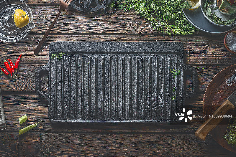 美食背景：木质案板上的铸铁烤架及食材图片素材