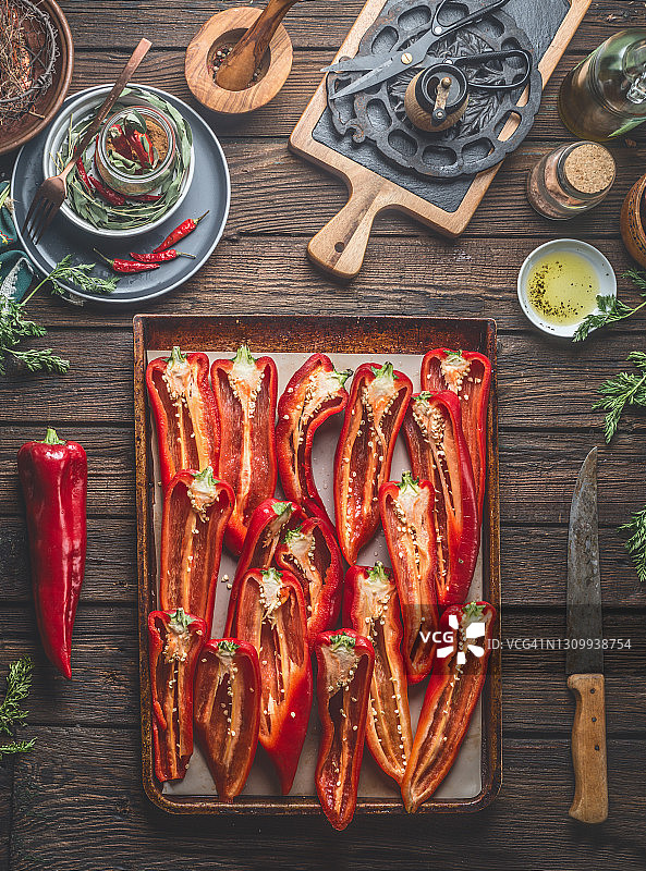 烤盘上的红色辣椒与厨房用具图片素材