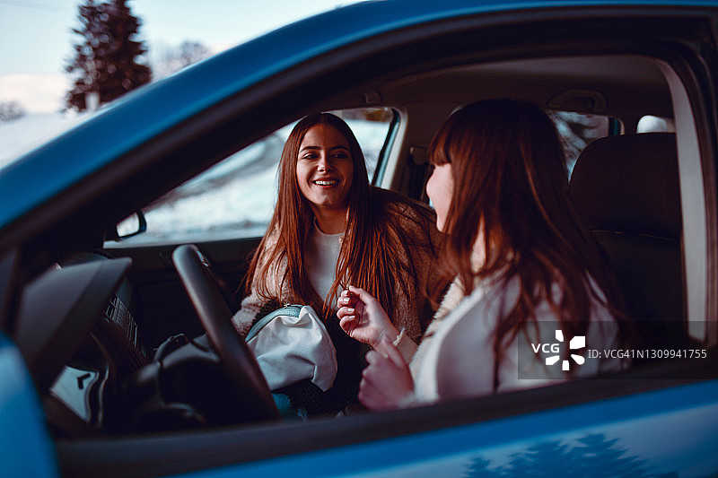 雪天在山上，可爱女人们在车里共度美好时光图片素材