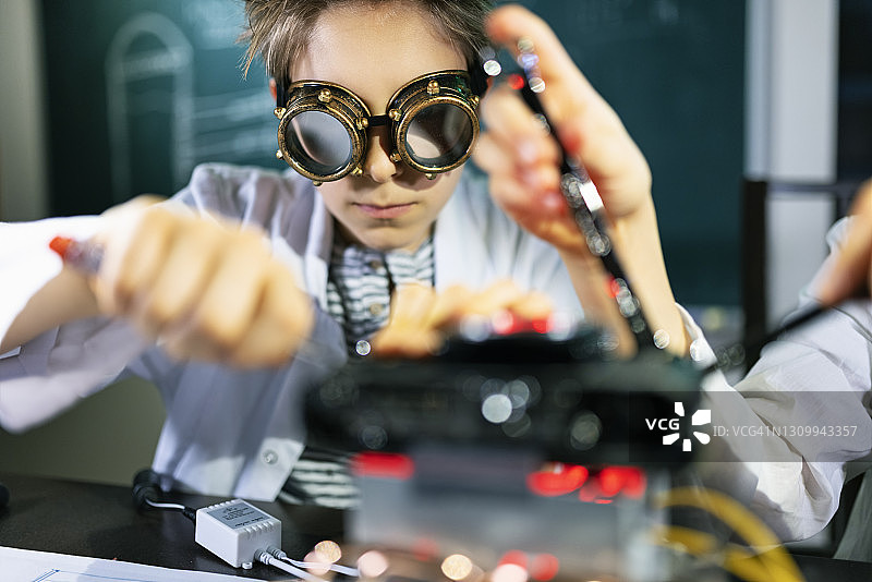 两个小发明家在建造一个神秘装置图片素材