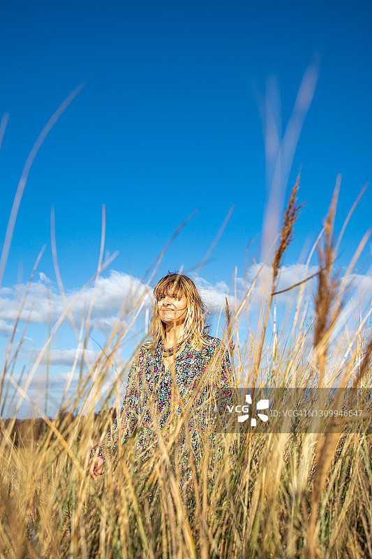 女士在德文郡海岸线图片素材