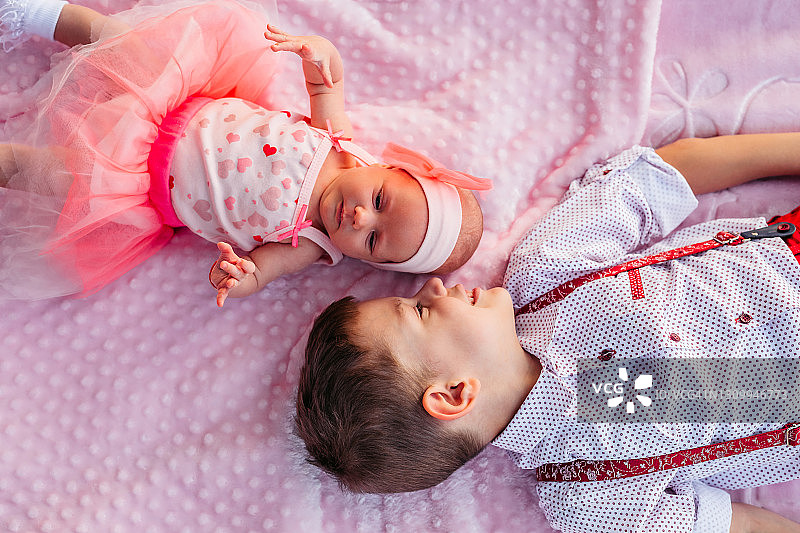 草地上玩耍的兄妹图片素材