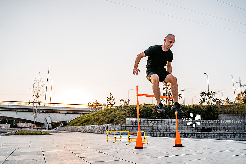 在河边锻炼的男人图片素材