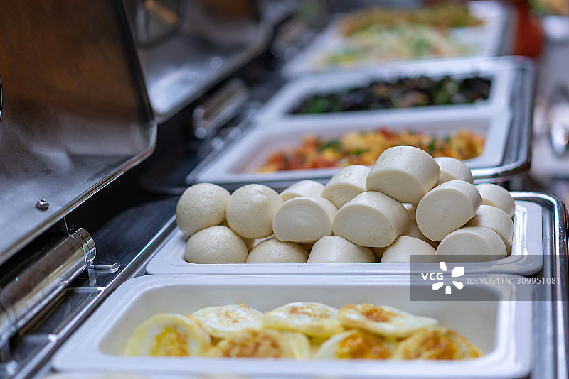 酒店早餐桌上的蒸包图片素材