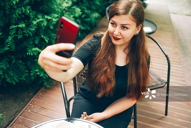 加大码女孩在咖啡馆自拍图片素材