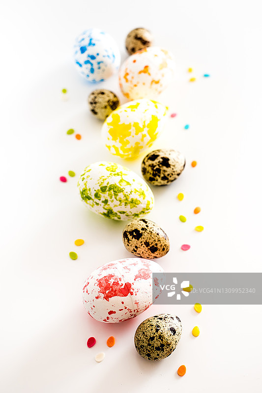 彩绘复活节彩蛋和鹌鹑蛋白色背景，留白图片素材