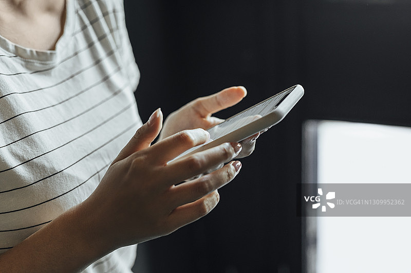 匿名女子发短信图片素材