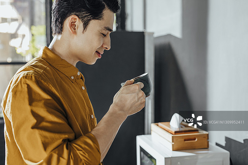 课间休息时喝咖啡的亚洲女学生图片素材
