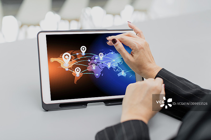 女商人们使用iPad查看在线进出口业务广告。图片素材