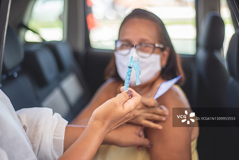 老年妇女接种新冠疫苗图片素材