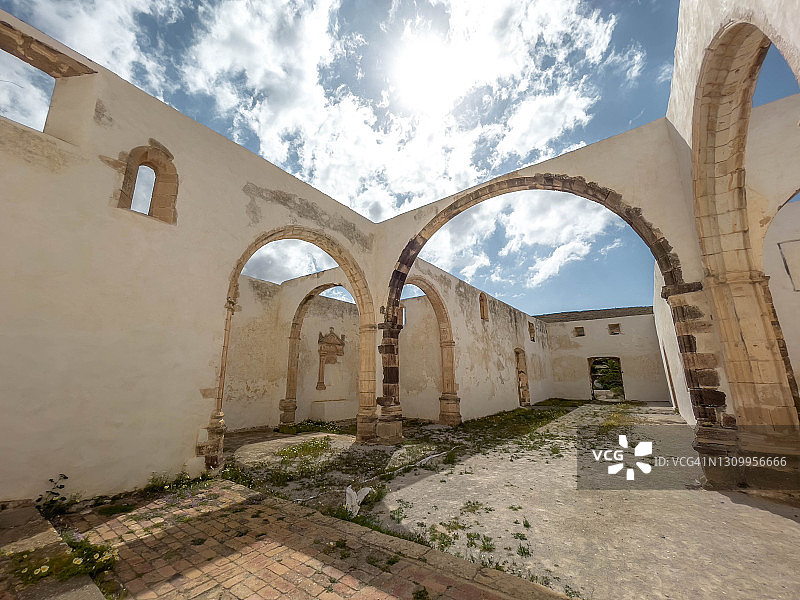 西班牙富埃特文图拉岛上的无顶教堂图片素材