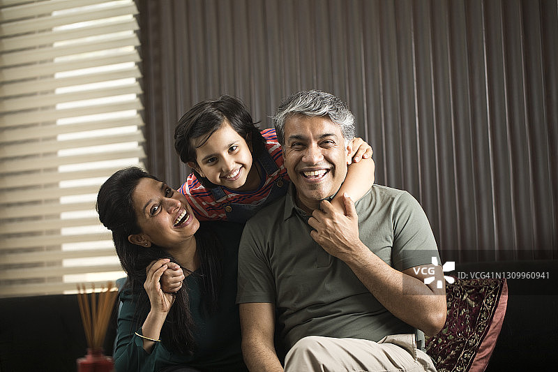 女儿和父母在家玩耍图片素材