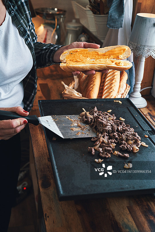 准备辣椒奶酪牛排三明治（费城风味）图片素材