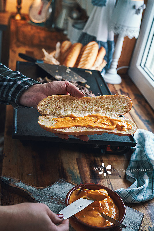 准备辣椒奶酪牛排三明治（费城风味）图片素材
