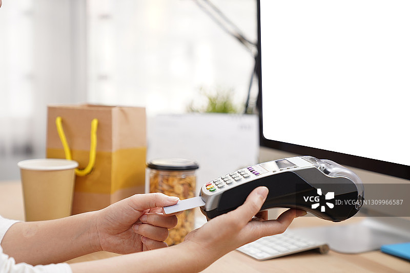 信用卡刷卡支付图片素材