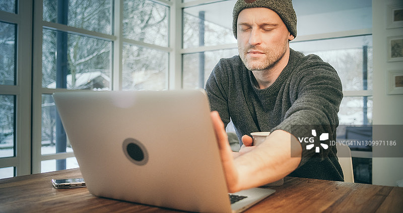 隔离期间想念女朋友，男人进行视频通话图片素材